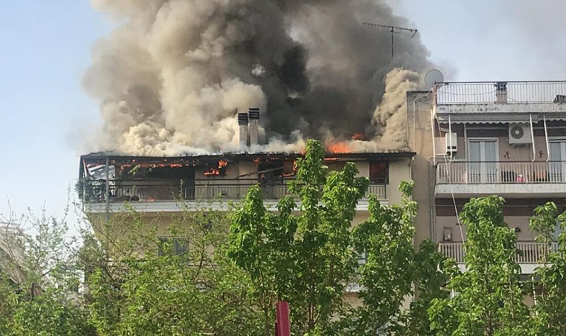 Τρίκαλα: Μεγάλη φωτιά στο κέντρο της πόλης