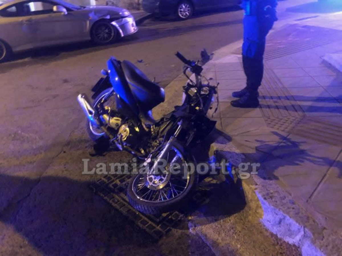 Σοκαριστικές εικόνες: Μηχανάκι παραβίασε το στοπ και συγκρούστηκε με αυτοκίνητο