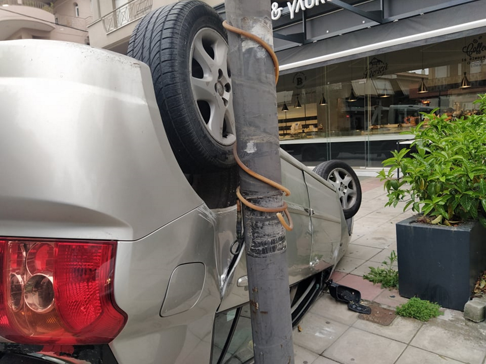 Απίστευτο τροχαίο στη Λάρισα – Ένας άνδρας στο νοσοκομείο (pics)