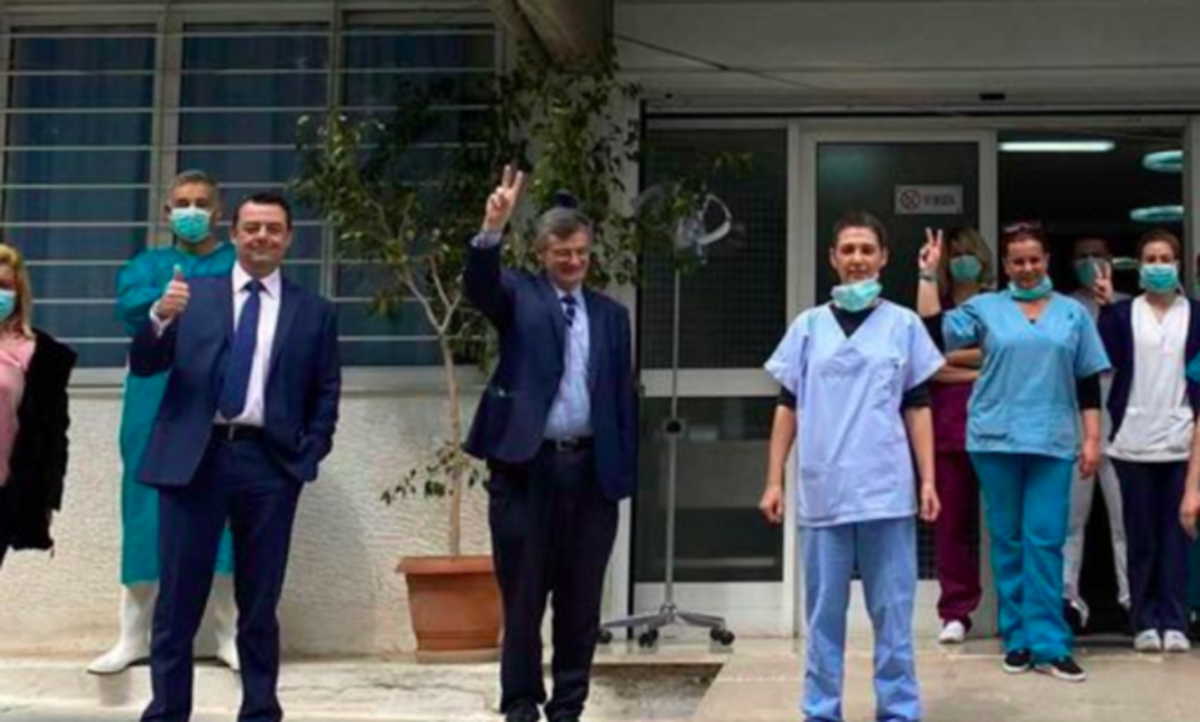 Κορονοϊός: Τα «περαστικά» και «ευχαριστώ» Τσιόδρα σε ασθενείς και εργαζόμενους