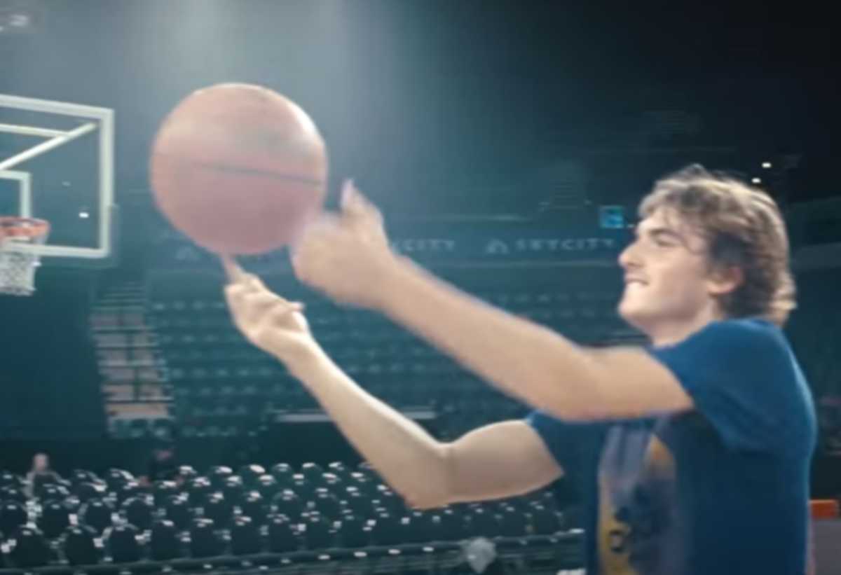 Ο νεαρός Τσιτσιπάς δείχνει το ταλέντο του στο μπάσκετ (video)
