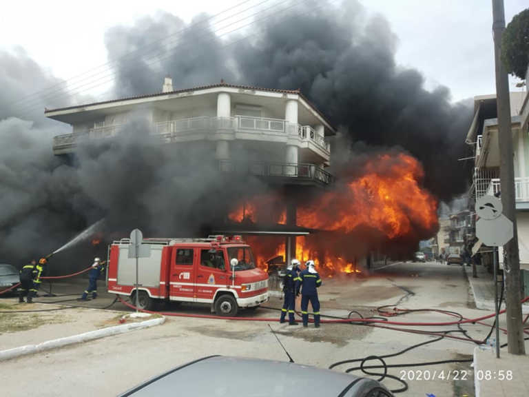 Ηλεία: Φωτιά σε μαγαζί στην Βάρδα! Μάχη της Πυροσβεστικής (pics, video)