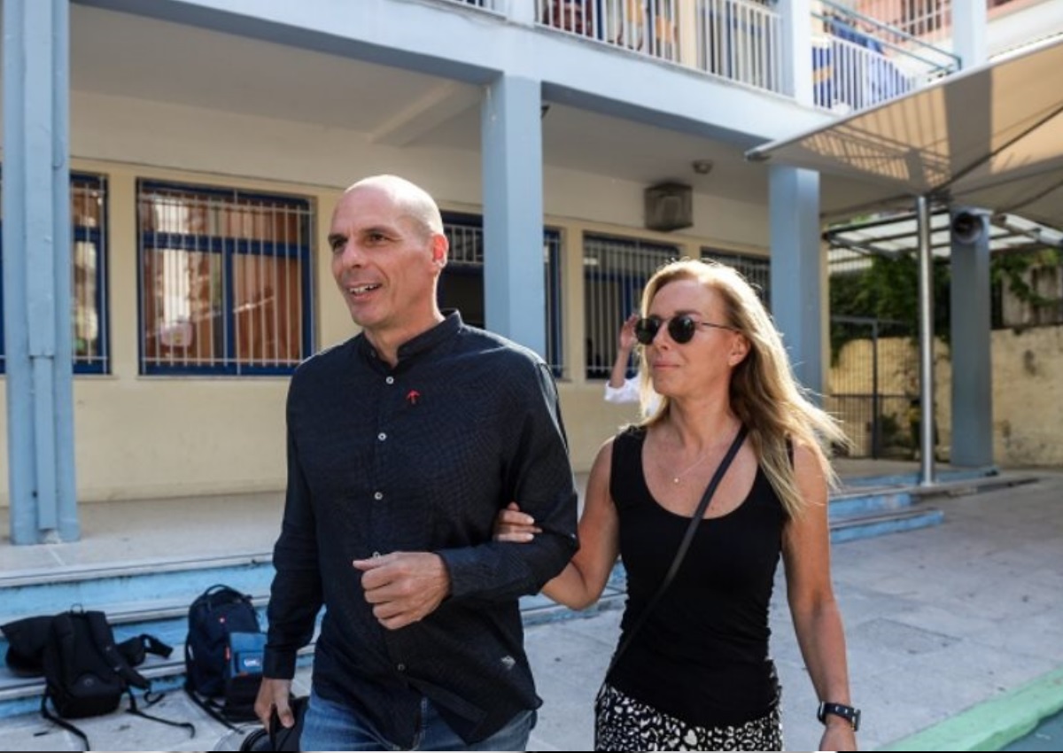 Οι φωτογραφίες της Δανάης Στράτου από την Αίγινα, λίγο μετά το επεισόδιο με το Βαρουφάκη στο λιμάνι