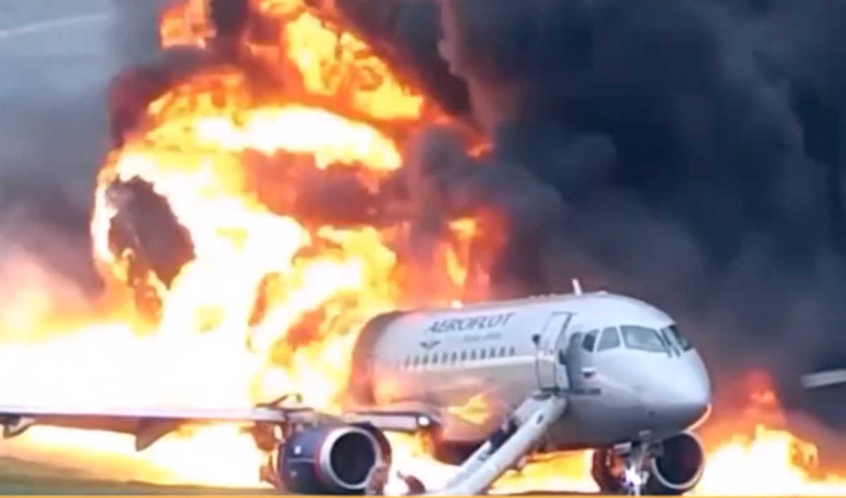 Βίντεο σοκ: Η στιγμή που φλεγόμενο αεροπλάνο προσγειώνεται στο αεροδρόμιο της Μόσχας