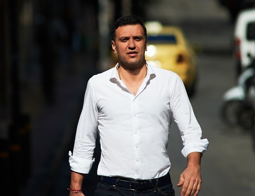 Βασίλης Κικίλιας: Εμφανίστηκε με φουντωτό μαλλί λόγω καραντίνας και αυτή η φωτογραφία του έγινε viral!