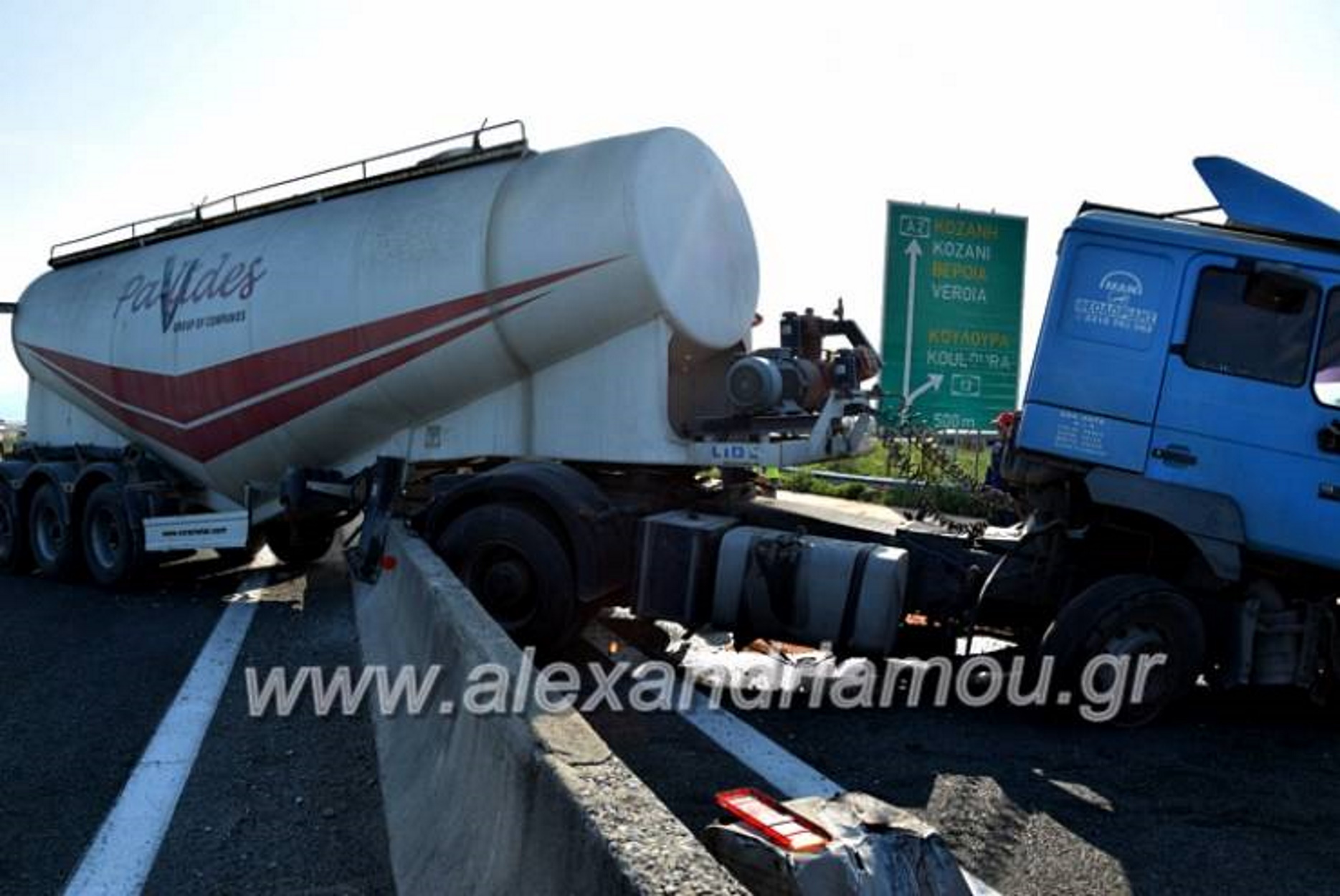Σοκαριστικό τροχαίο στην Εγνατία: Βυτιοφόρο “καρφώθηκε” στο διαχωριστικό στηθαίο (pics, video)