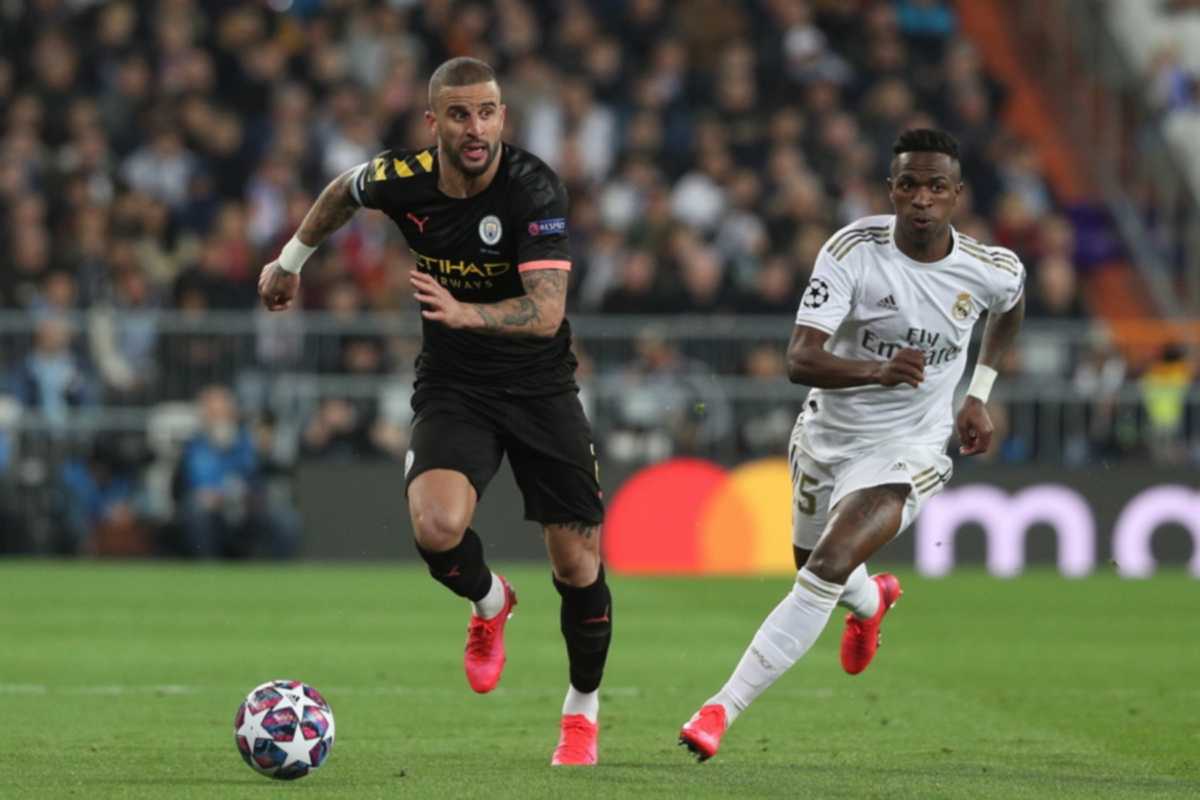 epa08250843 Real Madrid's Vinicius Junior (R) in action against Manchester City's Kyle Walker (L) during the UEFA Champions League round of 16, first leg, soccer match between Real Madrid and Manchester City at Santiago Bernabeu stadium in Madrid, Spain, 26 February 2020.  EPA