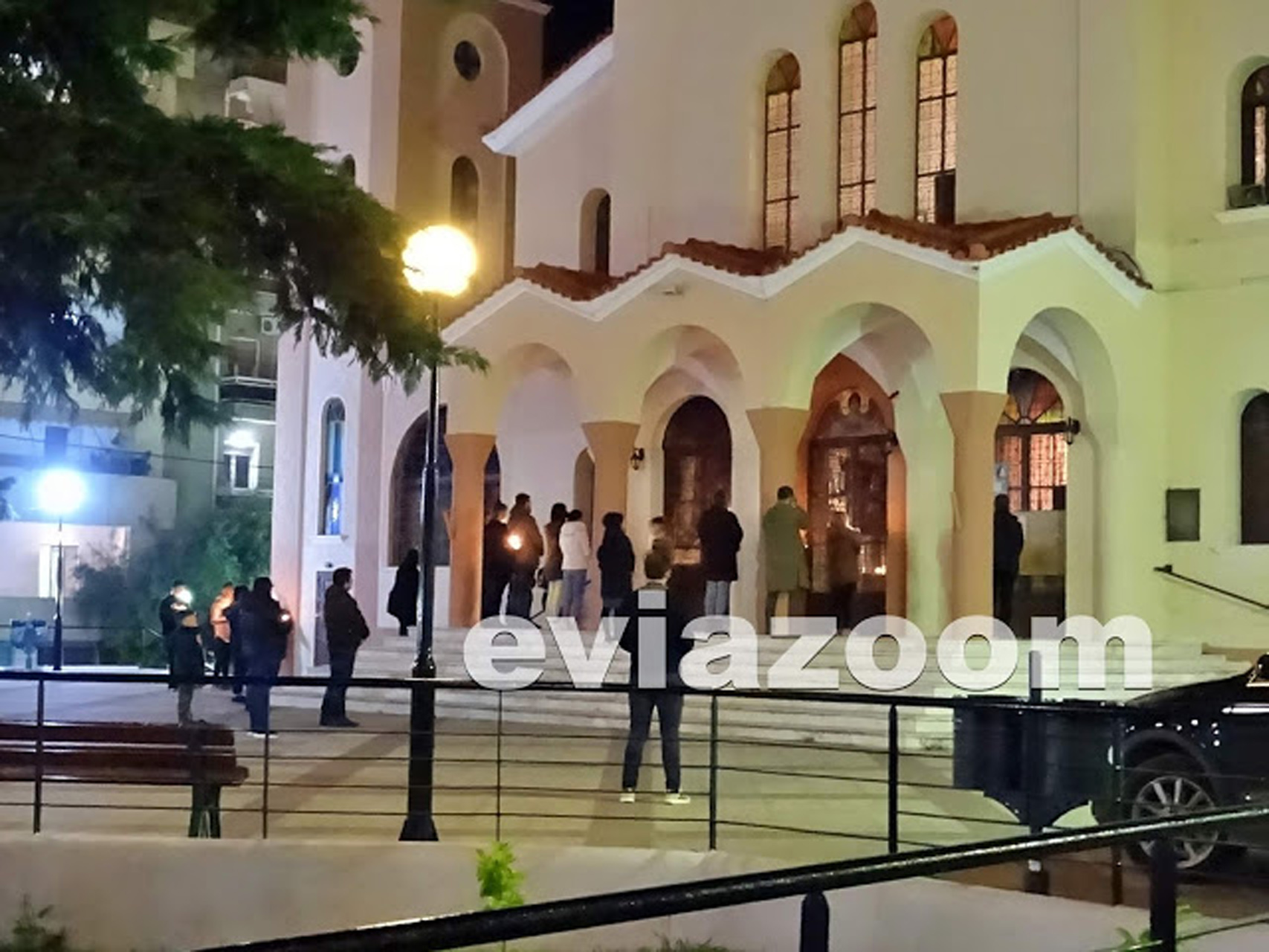 Ανάσταση στη Χαλκίδα: Πιστοί μαζεύτηκαν έξω από την εκκλησία (pics, video)