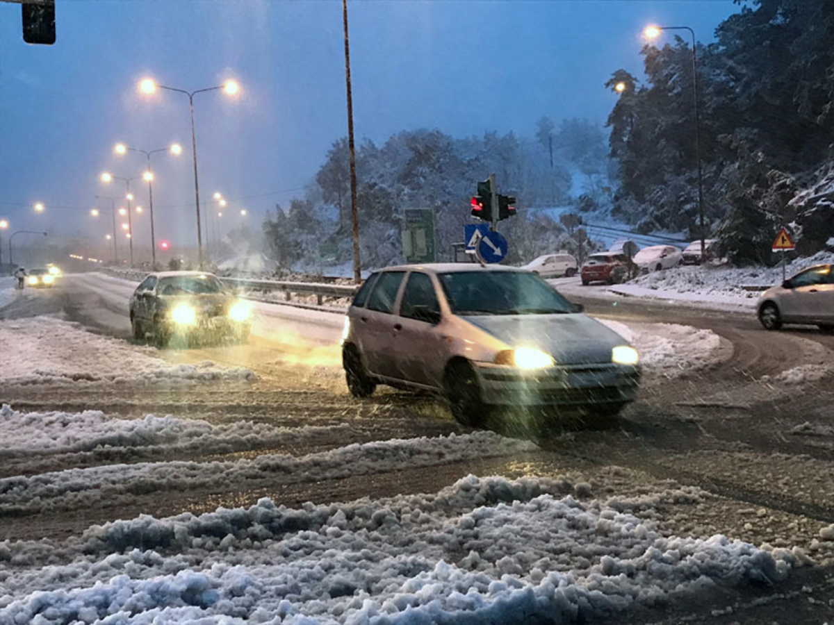 Χιονίζει και το έστρωσε και στην Καβάλα: Δυσκολίες στην κίνηση και αλατιέρες