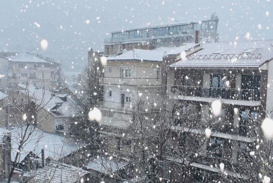 Φλώρινα: Χιόνια στο καμπαναριό! Ξύπνησαν και είδαν το Νυμφαίο ντυμένο στα λευκά (Βίντεο)