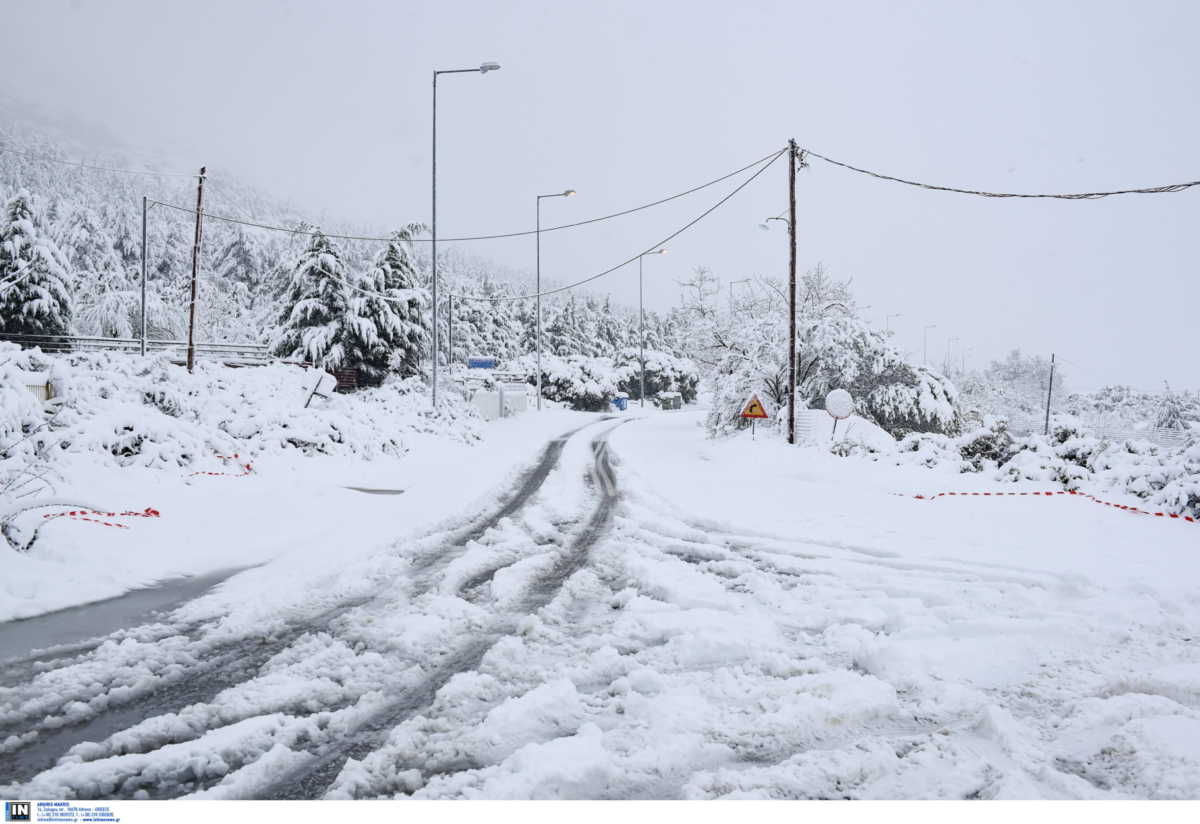 Κακοκαιρία: Τα χιόνια έκλεισαν δρόμους και έκοψαν το ρεύμα στη Βόρεια Ελλάδα