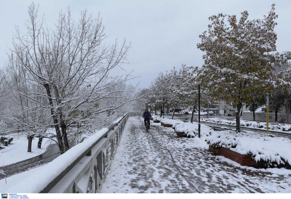 Λευκό πρωινό και στη Λάρισα: Πλάνα από χιονισμένες περιοχές του νομού