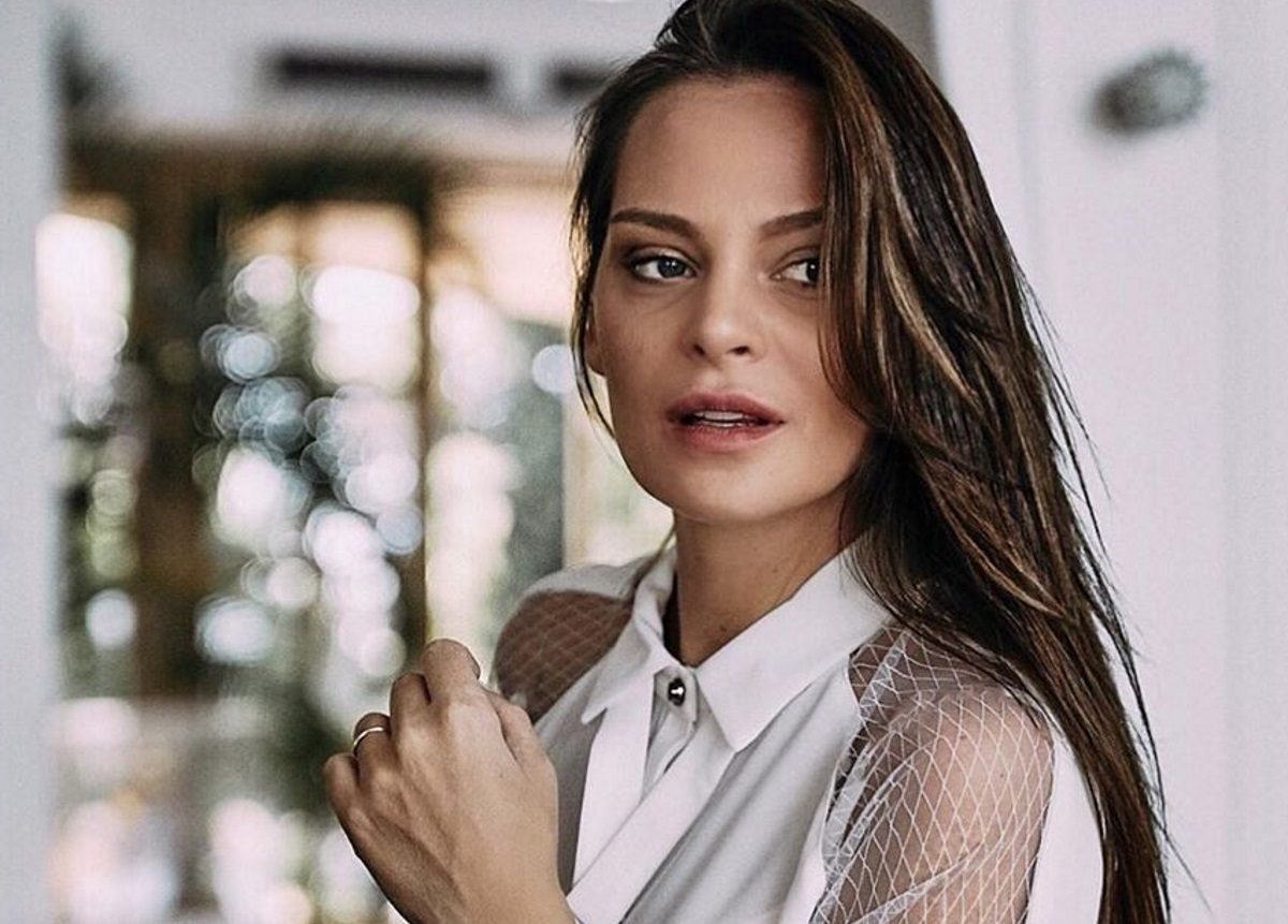 Η Υβόννη Μπόσνιακ φτιάχνει παραδοσιακά τσουρέκια και μας δίνει τη συνταγή [video]