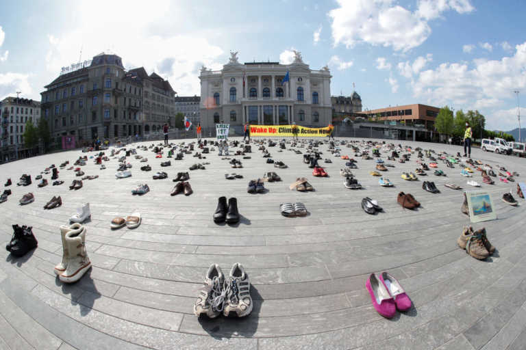 Ακτιβιστές τηρούν τα μέτρα για τον κορονοϊό – Παπούτσια… αντί διαδηλωτών στη Ζυρίχη