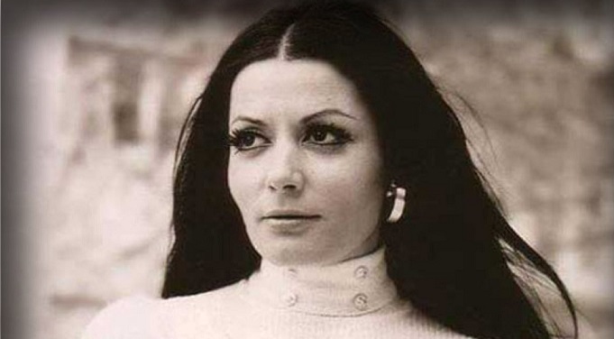 Ζωζώ Σαπουντζάκη: Σπάνια φωτογραφία από τον πρώτο της γάμο στα 18 της το 1951!