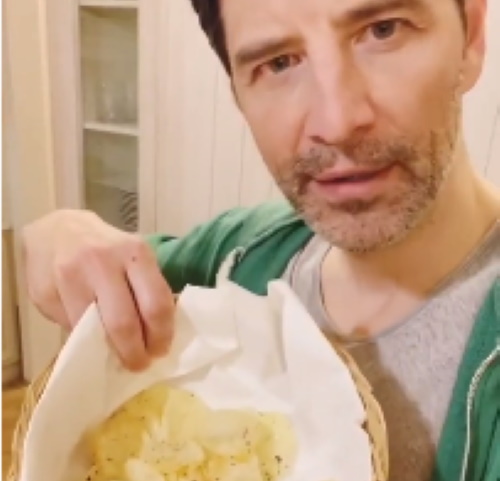 Σάκης Ρουβάς: Φτιάχνει σπιτικά πατατάκια με συνταγή Πετρετζίκη και τρελαίνει τα παιδιά του! Βίντεο