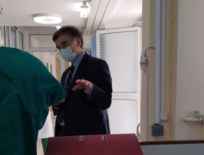 Σωτήρης Τσιόδρας: Συγκινούν οι φωτογραφίες του αγαπημένου γιατρού της χώρας!