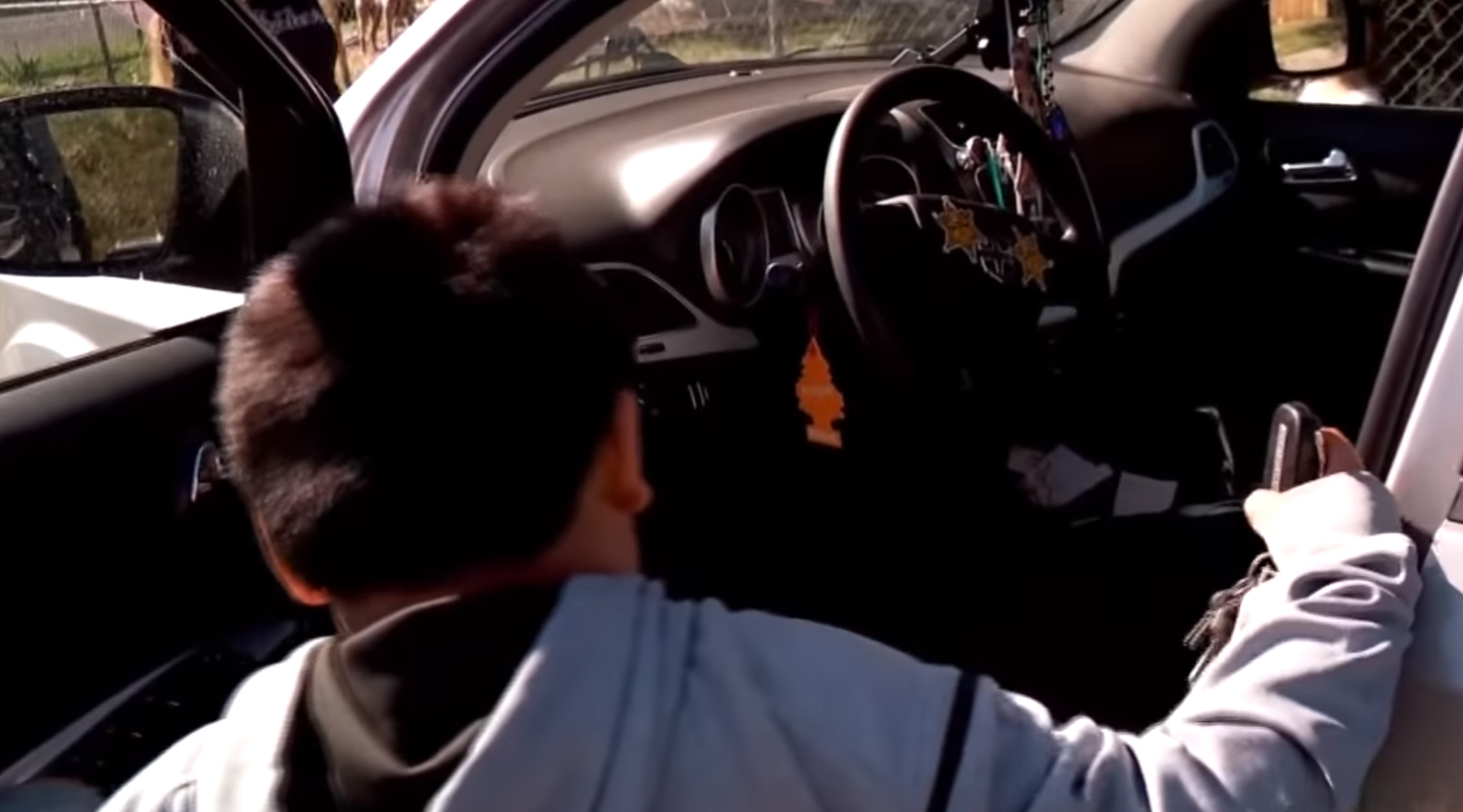 Αστυνομικοί σταμάτησαν αυτοκίνητο που οδηγούσε ένας 5χρονος! “Πάω να πάρω μια Λαμποργκίνι” (video)