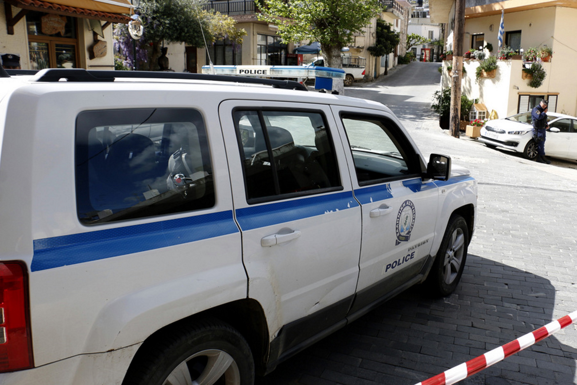 Κλιμάκιο των ΤΑΕ (Τμήματος Αστυνομικών Επιχειρήσεων) έχει αποκλείσει γειτονιά στο Περαχώρι Ανωγείων στο Ρέθυμνο, όπου έχασαν τη ζωή τους δύο άντρες, Κυριακή 03 Μαΐου 2020. Δύο νεκροί στα Ανώγεια είναι το αποτέλεσμα έντονης λογομαχίας, σύμφωνα με τις πρώτες πληροφορίες, μεταξύ ενός 63χρονου και ενός 30χρονου χθες το βράδυ σε γειτονιά του Περαχωρίου Ανωγείων. Οι δύο άνδρες διαπληκτίστηκαν για άγνωστη μέχρι στιγμής αιτία, με αποτέλεσμα να πέσουν πυροβολισμοί και να τραυματιστούν θανάσιμα οι δύο άνδρες, οι οποίοι ήταν και γείτονες. Ακόμη ένας 30χρονος στην προσπάθεια του να χωρίσει τους δύο άνδρες τραυματίστηκε ελαφριά στο πόδι, χωρίς όμως η ζωή του να διατρέχει κάποιον κίνδυνο. ΑΠΕ-ΜΠΕ