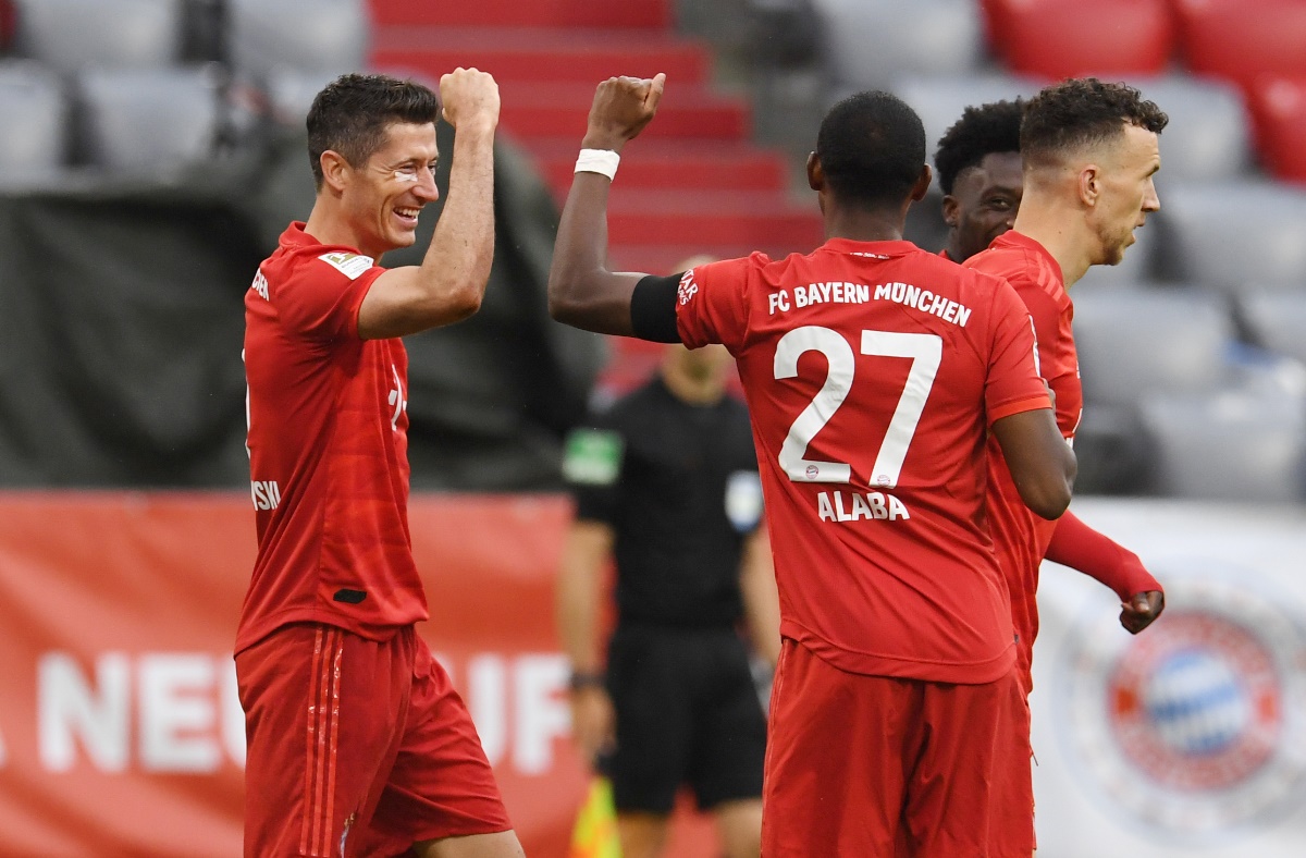 Soccer Football - Bundesliga - Bayern Munich v Eintracht Frankfurt - Allianz Arena, Munich, Germany - May 23, 2020  Bayern Munich's Robert Lewandowski celebrates scoring their third goal with David Alaba, as play resumes behind closed doors following the outbreak of the coronavirus disease (COVID-19)  REUTERS
