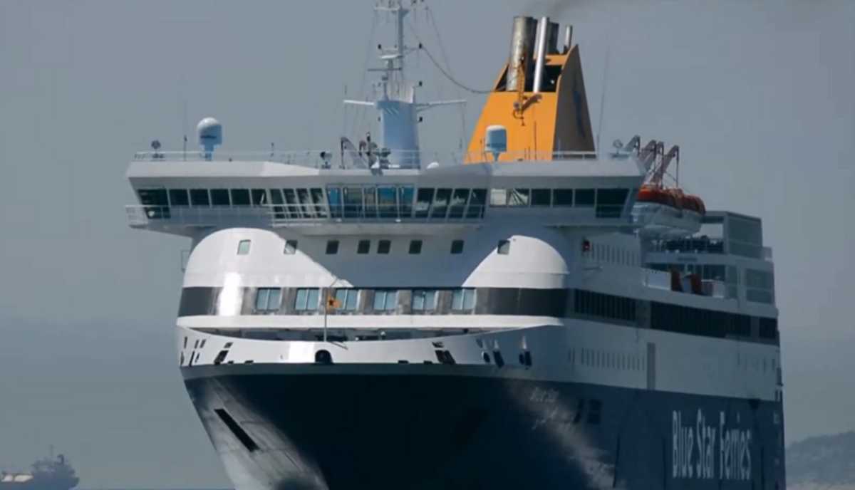 Blue Star Chios: Καρέ – καρέ η εντυπωσιακή μανούβρα στο λιμάνι του Πειραιά (video)