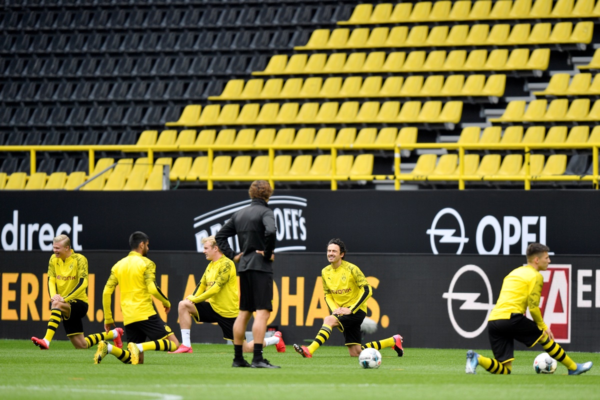 Soccer Football - Bundesliga - Borussia Dortmund v Schalke 04 - Signal Iduna Park, Dortmund, Germany - May 16, 2020 Borussia Dortmund players during the warm up before the match as play resumes behind closed doors following the outbreak of the coronavirus disease (COVID-19) Martin Meissner