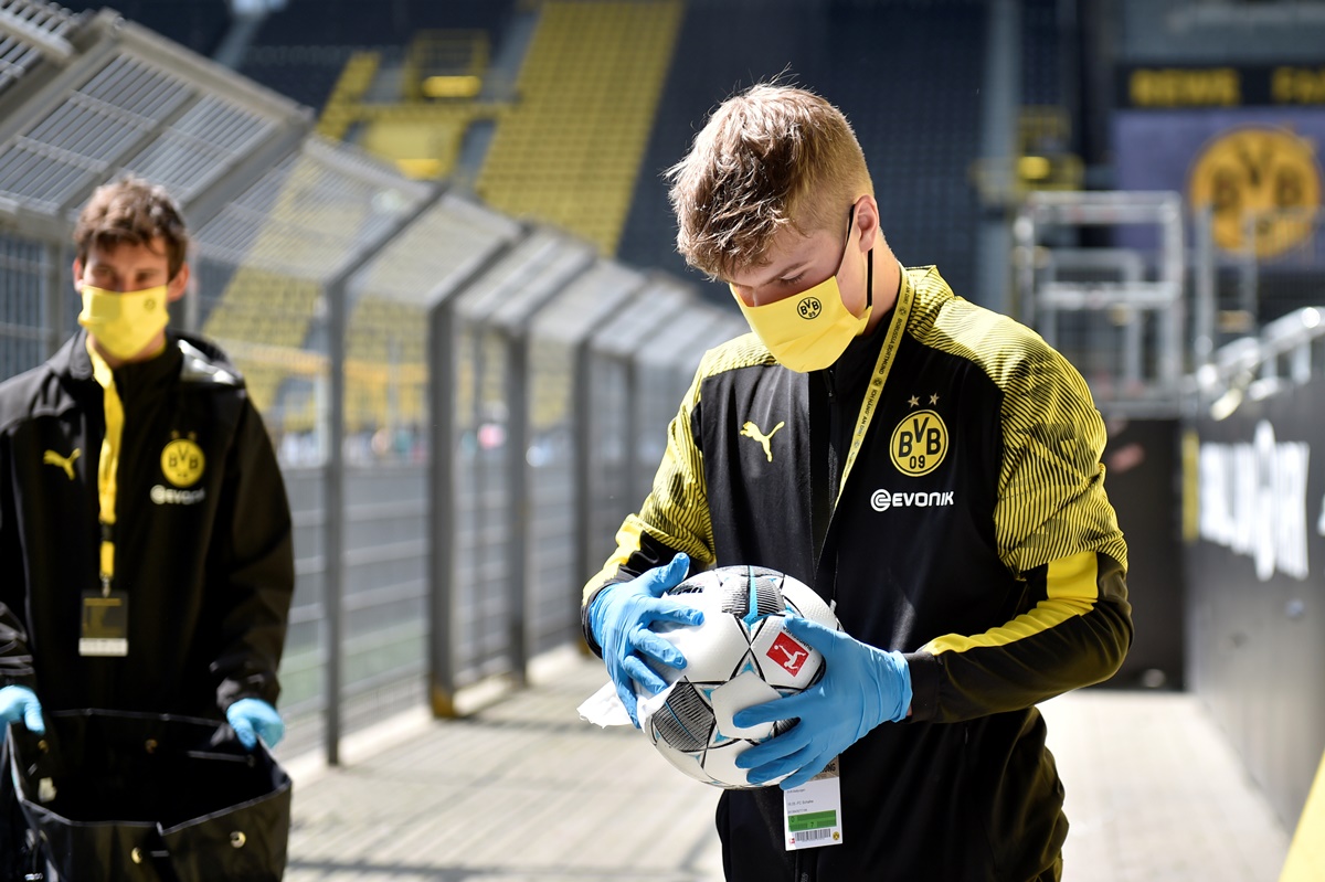 Soccer - Germany - Bundesliga - Borussia Dortmund v Schalke 04 - Dortmund, Germany - May 16, 2020. Ball boys disinfect the footballs before the German Bundesliga soccer match after a two-month suspension due to the coronavirus pandemic. Martin Meissner