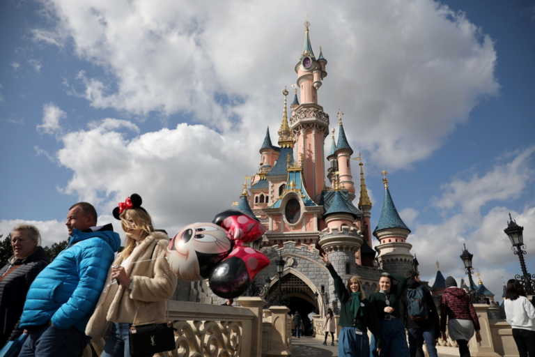 Κίνα: Sold out τα εισιτήρια της Disneyland που ξανανοίγει