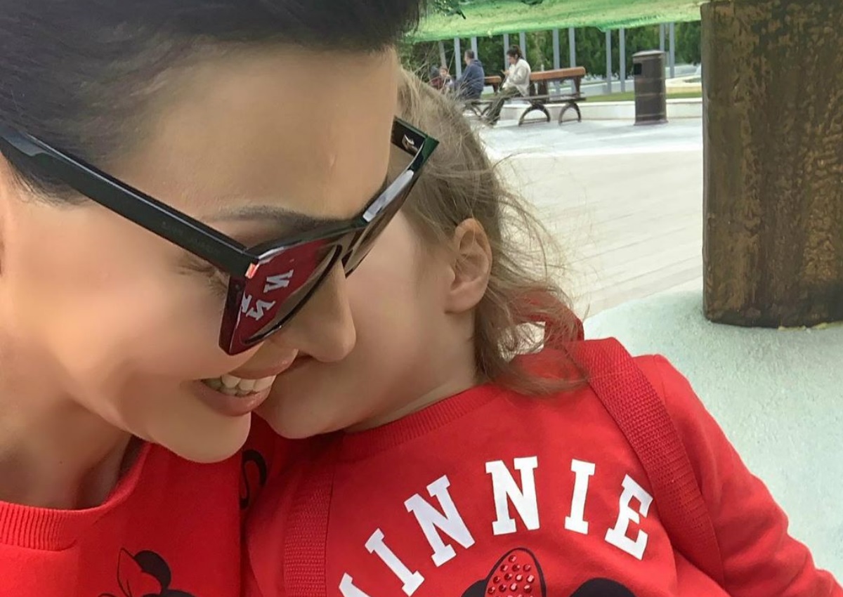 Σίσσυ Φειδά: Για ηλιοθεραπεία με την κόρη της στο μπαλκόνι του σπιτιού τους!