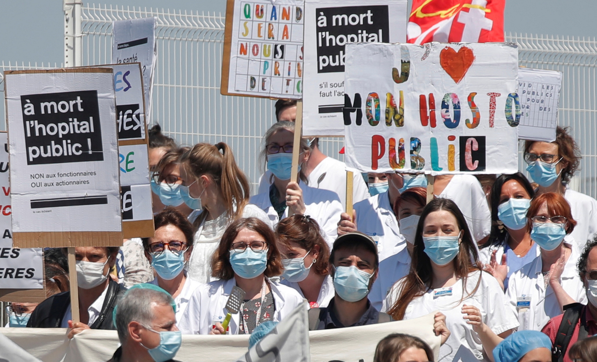 Παρίσι: Θέλουμε χρήματα, όχι παράσημα φώναξαν εργαζόμενοι στα νοσοκομεία