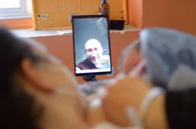 Γένοβα: Μπαμπάδες παρόντες στη γέννα μέσω… βιντεοκλήσης