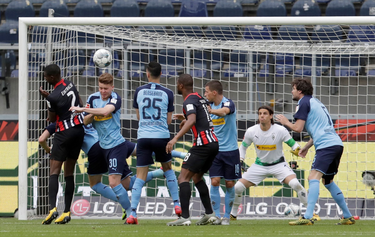 Soccer Football - Bundesliga - Eintracht Frankfurt v Borussia Moenchengladbach - Commerzbank-Arena, Frankfurt, Germany - May 16, 2020 Players in action, as play resumes behind closed doors following the outbreak of the coronavirus disease (COVID-19) Michael Probst