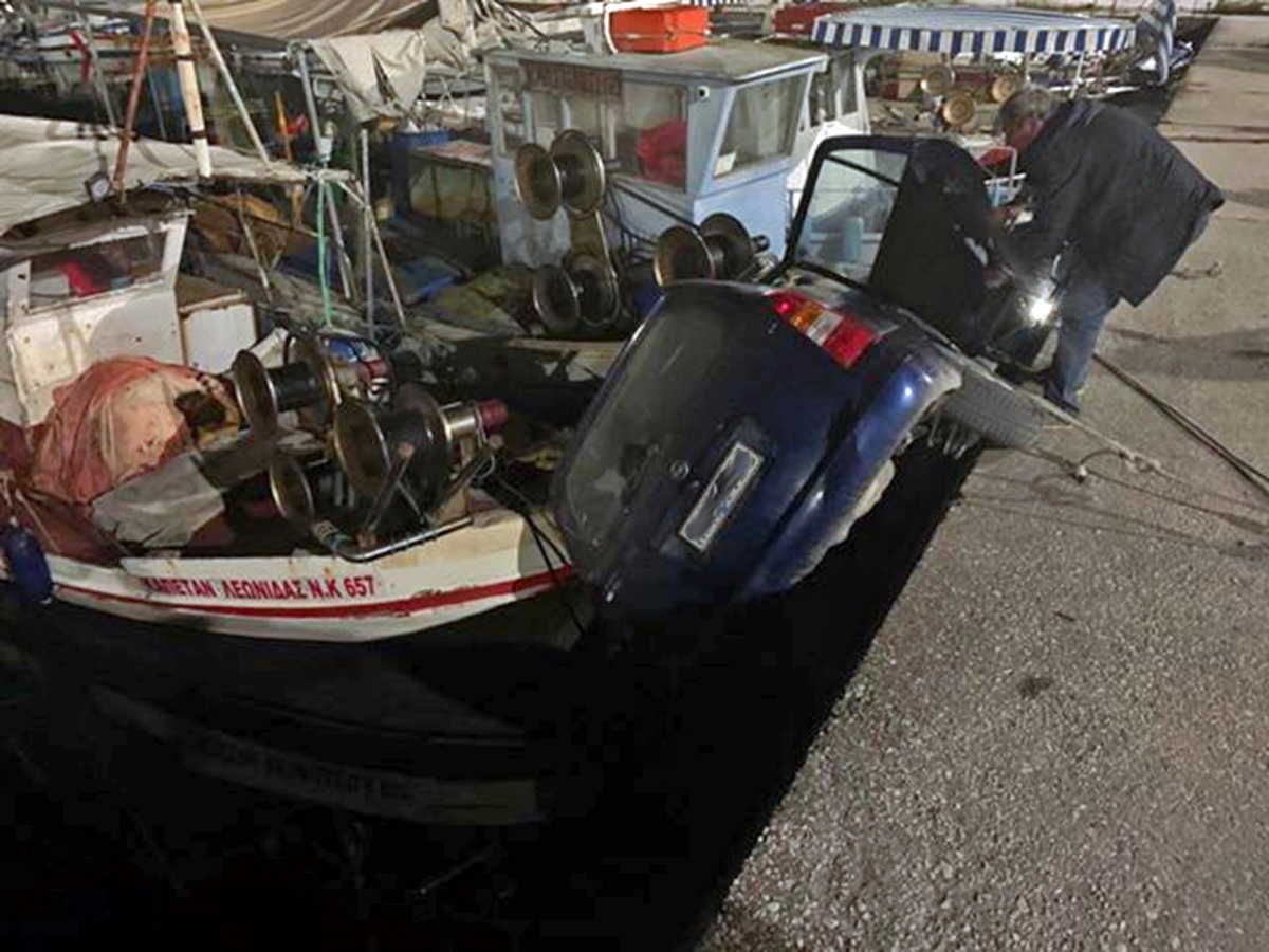Καβάλα: Λύθηκε το χειρόφρενο και το αυτοκίνητο βούτηξε στη θάλασσα (pic)
