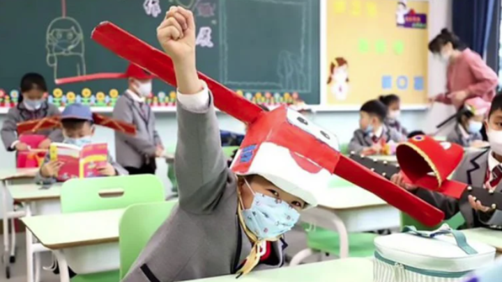 Κίνα: Μαθητές δημοτικού φτιάχνουν καπέλα για τις αποστάσεις ασφαλείας στην τάξη (pics, video)