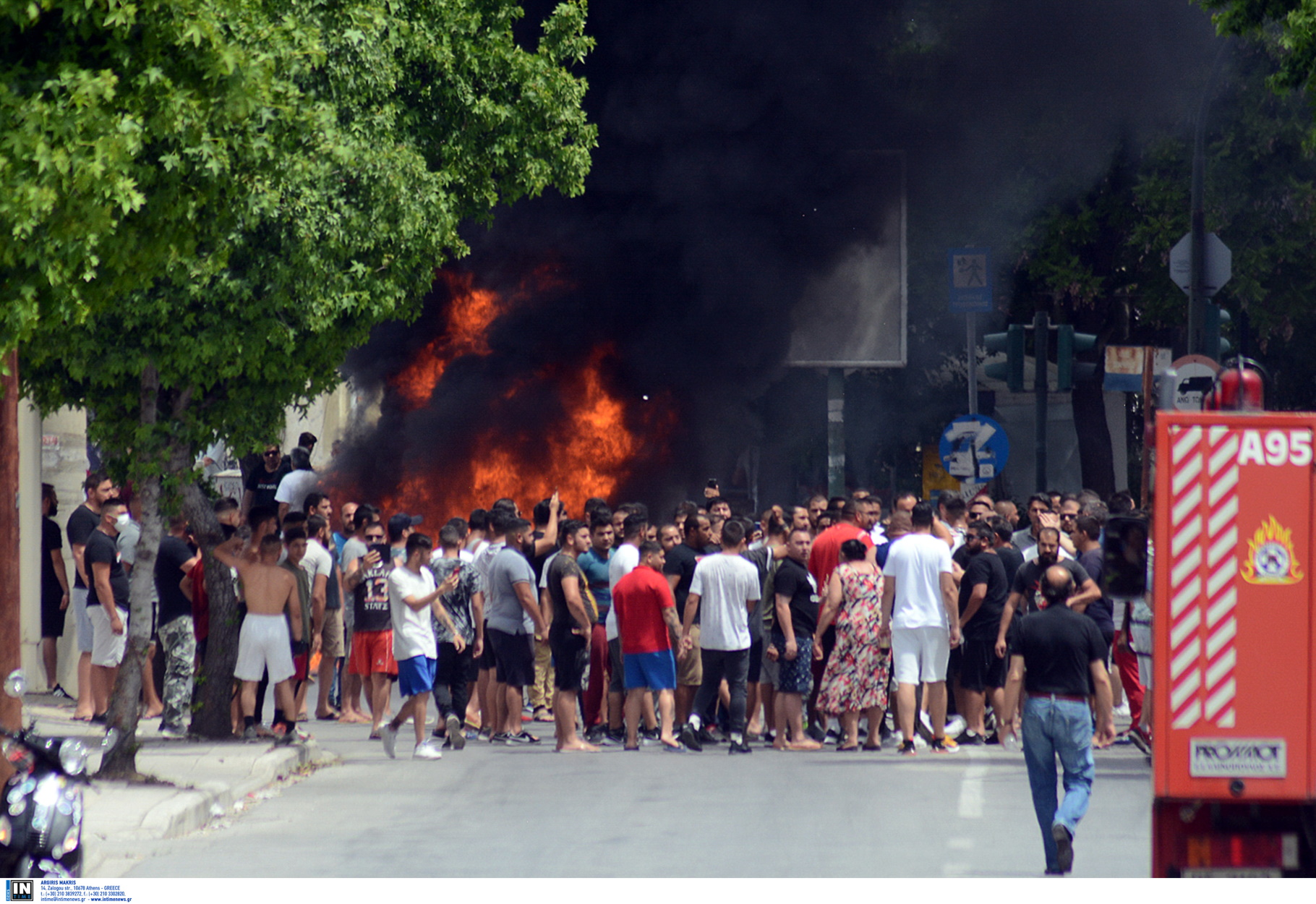 Λάρισα: Επιθέσεις σε δημοσιογράφους και σε Αγοραστό, Καλογιάννη στον οικισμό των Ρομά (pics, video)