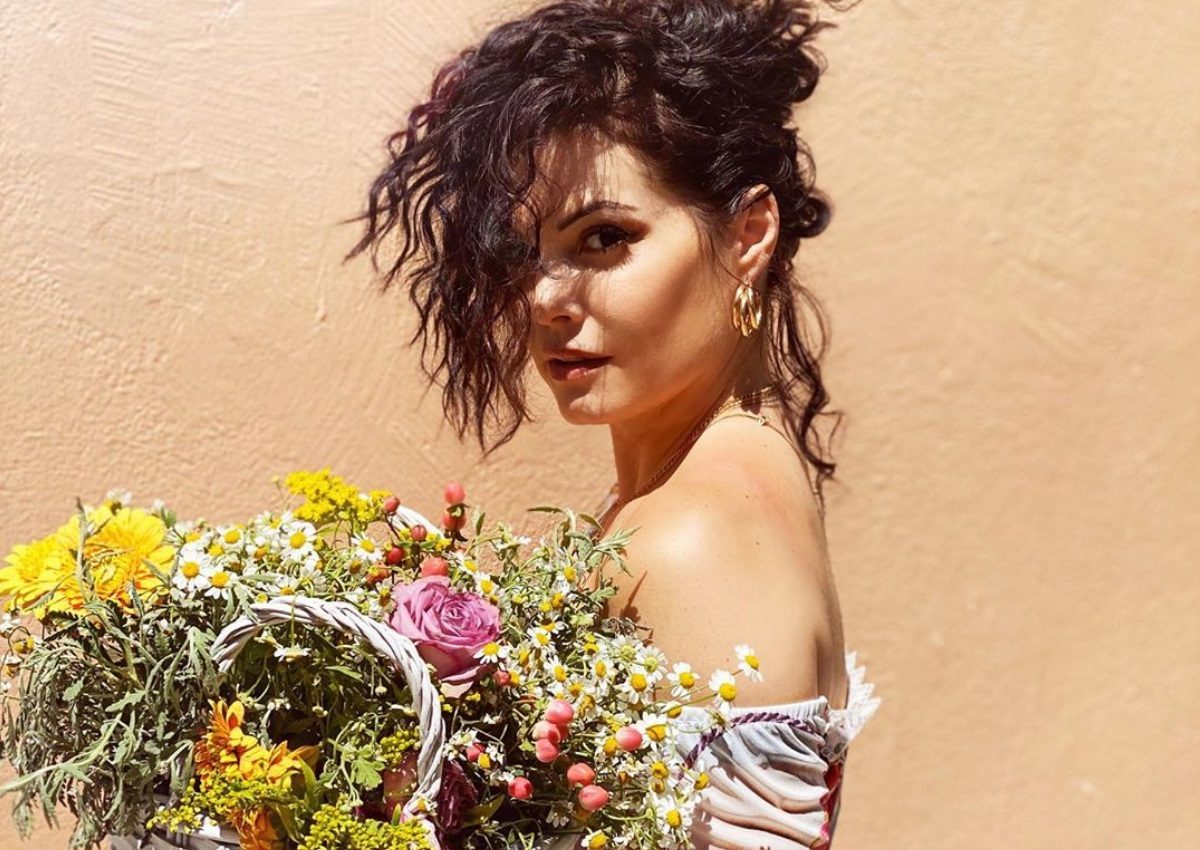 Μαρία Κορινθίου: Η εντυπωσιακή φωτογράφιση στην Πλάκα και το περιστατικό που την αναστάτωσε!