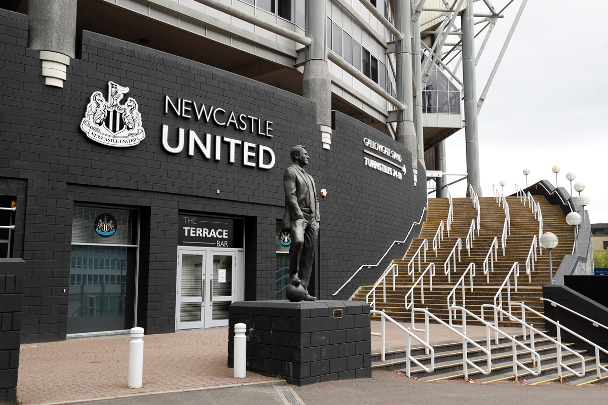 Soccer Football - Premier League - Today would have been the final fixtures of the season - St James' Park, Newcastle, Britain - May 17, 2020   A statue of Bobby Robson is seen outside the stadium at the time the final match of season between Newcastle United and Liverpool was due to take place before it was postponed due to the outbreak of the coronavirus disease (COVID-19)   REUTERS