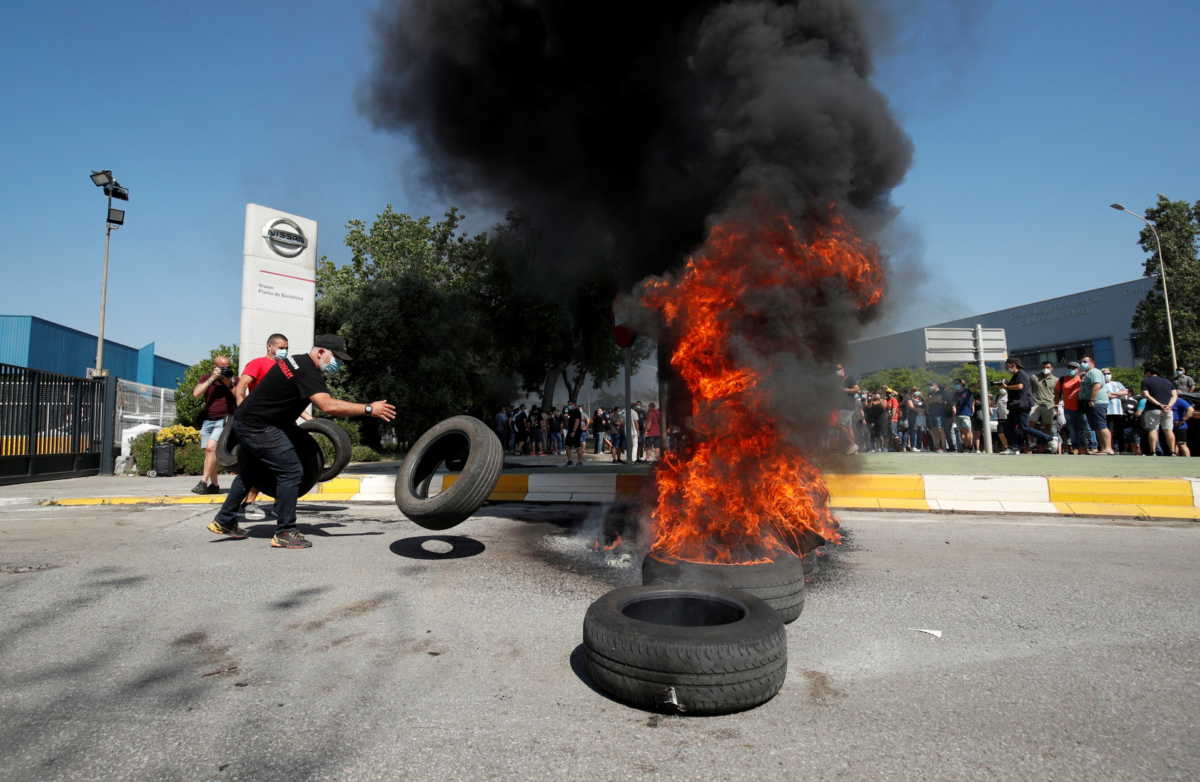 Βαρκελώνη: Καμμένα ελαστικά και πολεμικά συνθήματα για το λουκέτο στο εργοστάσιο της Nissan (pics)