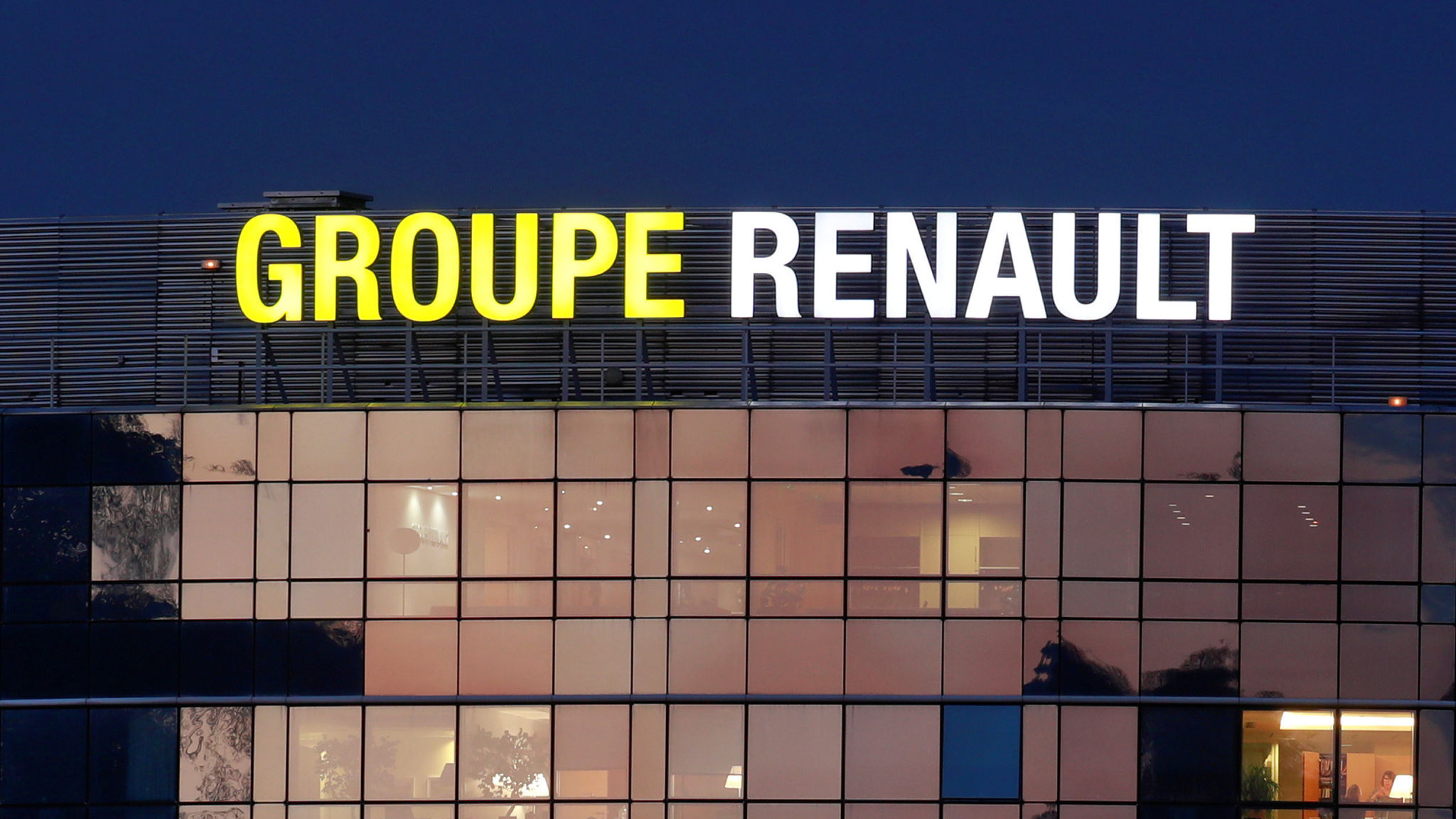 Renault: Φόβοι για κλείσιμο εργοστασίων, μαζικές απολύσεις και παραγωγή μόνο βασικών μοντέλων