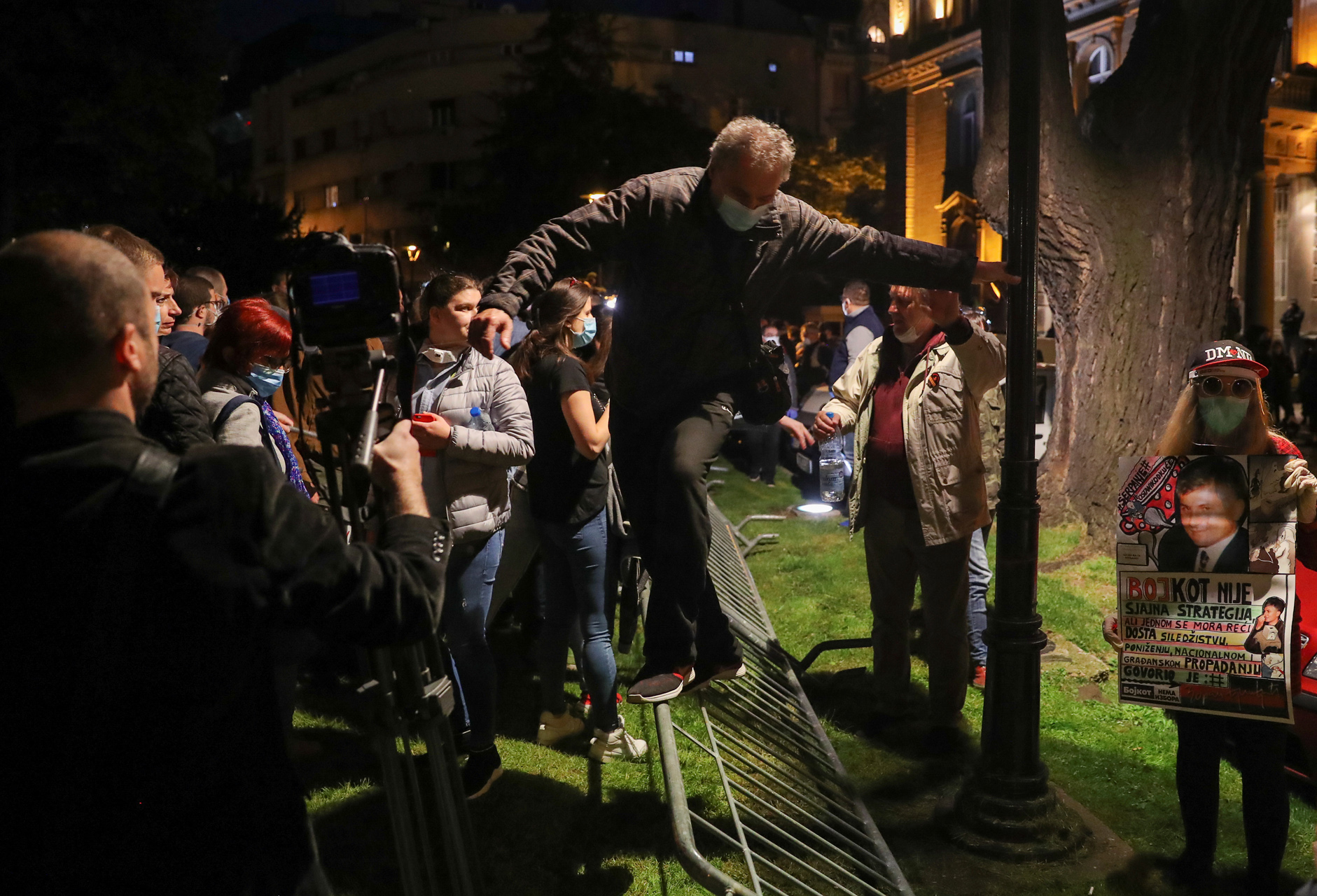 Σερβία: Σοβαρά επεισόδια με βουλευτές έξω από τη Βουλή