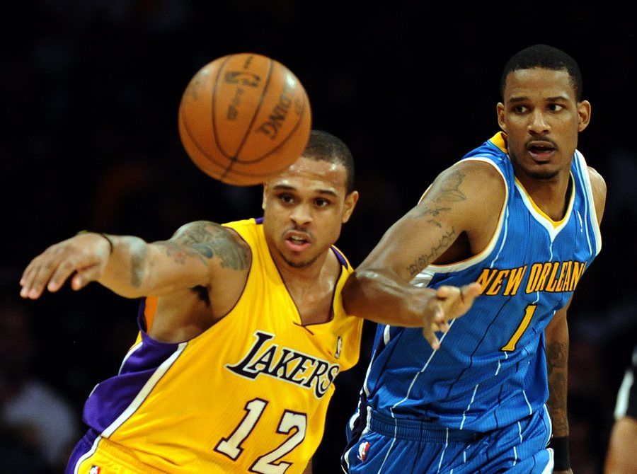 epa02696554 Shannon Brown (L) of the Los Angeles Lakers in action against Trevor Ariza (R)  of the New Orleans Hornets during first half action in game two of their Western Conference quarterfinal game in Los Angeles, California, USA, 20 April 2011.  EPA