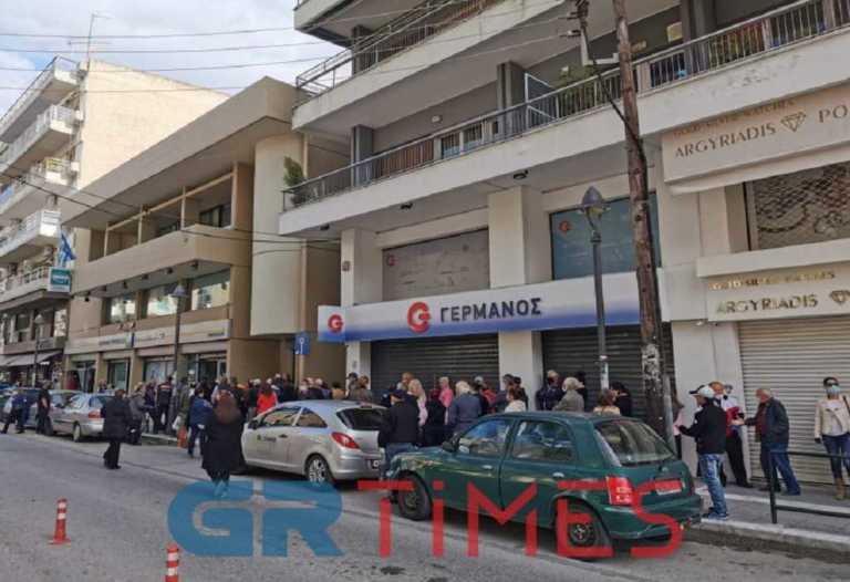 Θεσσαλονίκη: Ατελείωτες ουρές στις τράπεζες! Η εικόνα στα κομμωτήρια που άνοιξαν (Φωτό και Βίντεο)