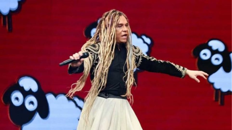 Κι όμως! Ελληνίδα τραγουδίστρια είχε εμφανιστεί με τα ράστα του Τρύφωνα Σαμαρά πριν 10 χρόνια σε πασαρέλα! [pics]