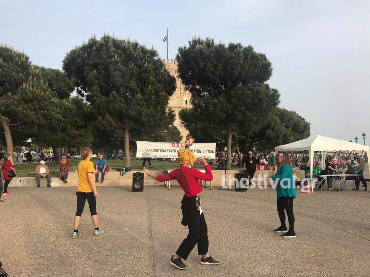 Διαμαρτυρία με… ζούμπα κάτω από το Λευκό Πύργο (video)