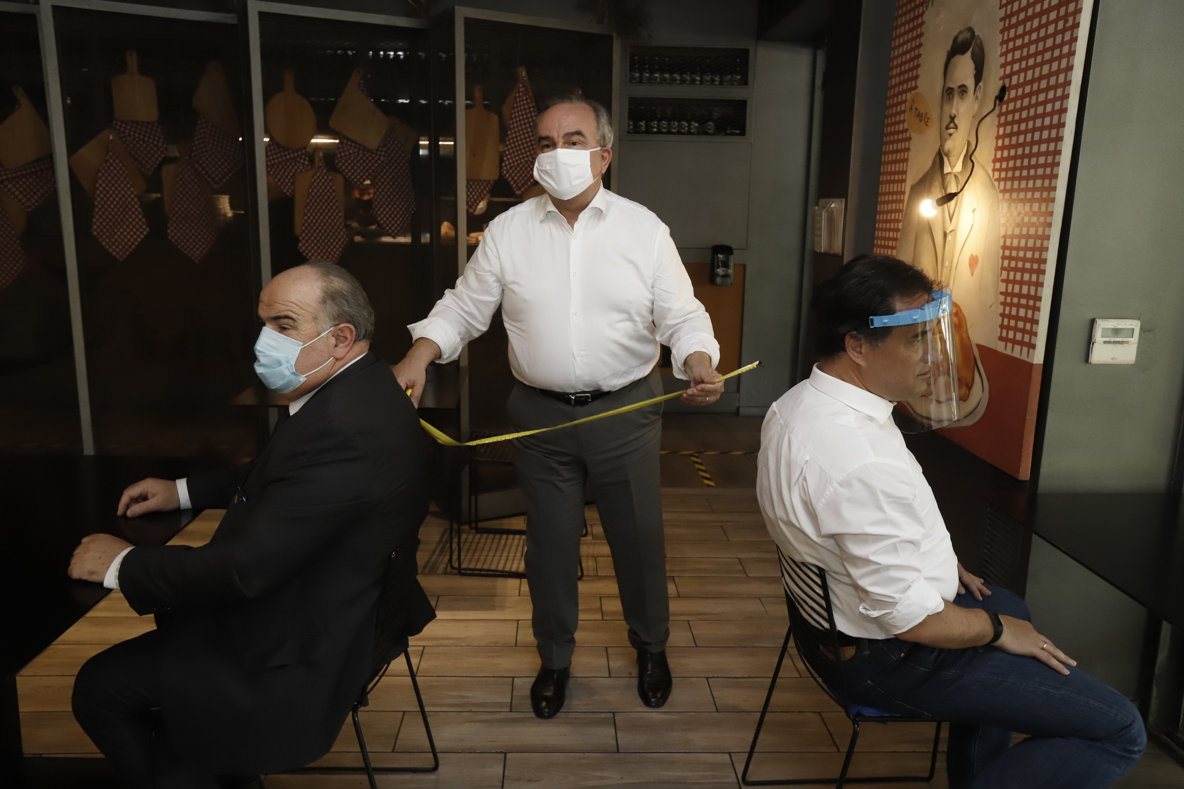 Ο Άδωνις με ασπίδα προσώπου κάνει αυτοψία σε εστιατόρια στην Καλλιθέα για τα νέα μέτρα