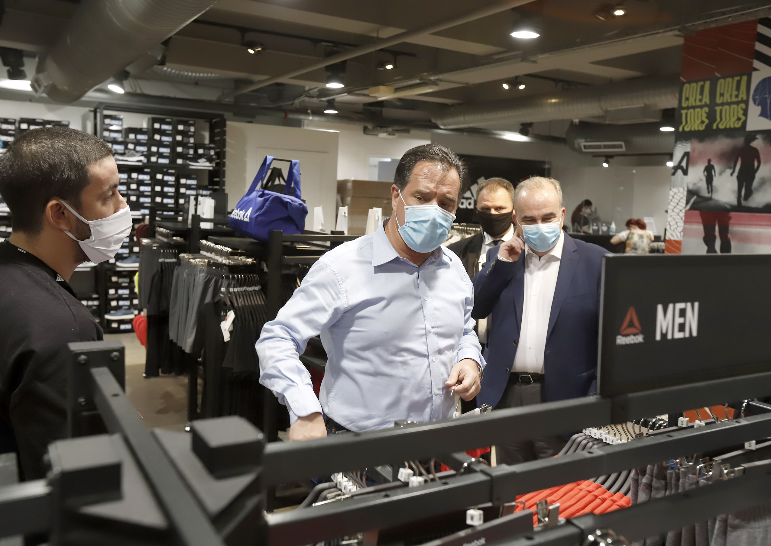Αυτοψία Άδωνι με μάσκα σε outlet (pics)