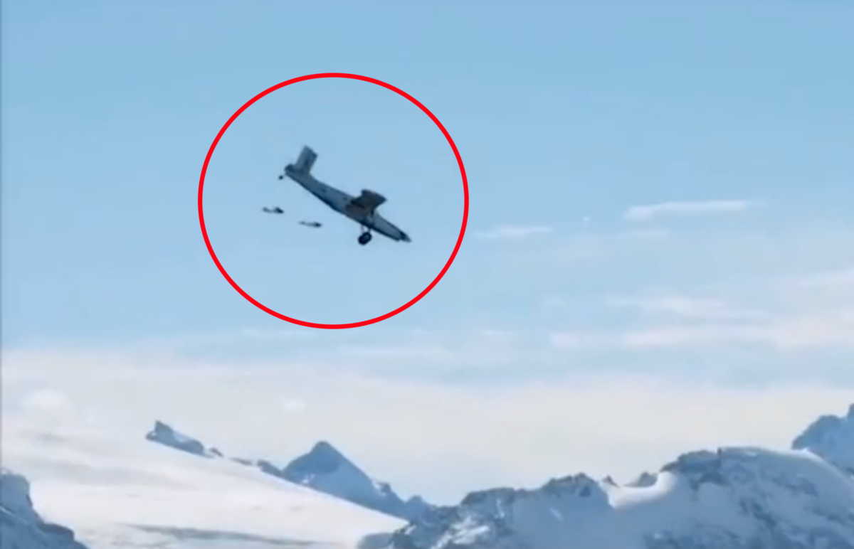 Συγκλονιστικό βίντεο: Πήδηξαν μέσα σε αεροπλάνο ενώ αυτό πετούσε πάνω από τις Άλπεις