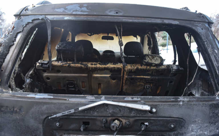 Άγνωστοι έκαψαν αυτοκίνητα στην Ευελπίδων! Προβληματισμός για το πως κατάφεραν να μπουν στο χώρο