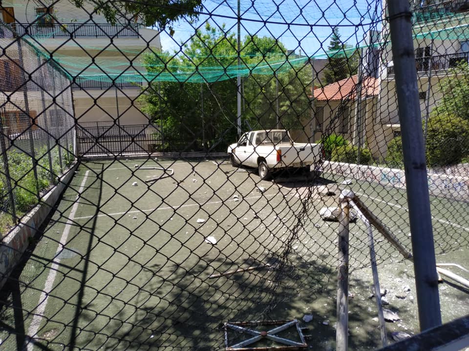 Κοζάνη: Έφυγε από το δρόμο και προσγειώθηκε μέσα στο γήπεδο 5Χ5 (Φωτό)