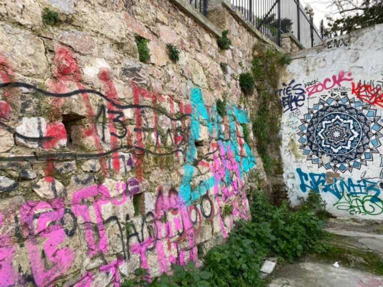 “Εξαφάνισαν” τα γκράφιτι στα Αναφιώτικα – Επιχείρηση καθαρισμού του Δήμου Αθηναίων (pics)